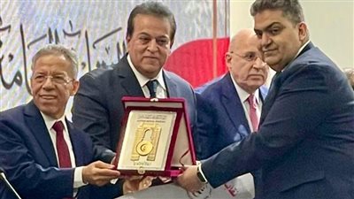 رئيس جامعة طنطا يهنىء عميد كلية الطب لإختياره الطبيب المثالي