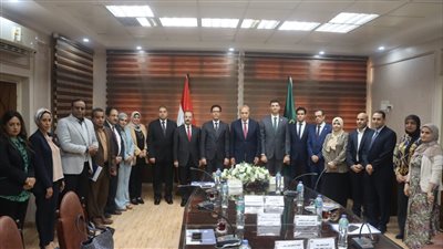 محافظ القليوبية ورئيس جامعة بنها يشهدان تسلم دليل تنفيذ الهوية البصرية 