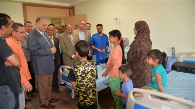محافظ أسيوط يزور مصابي غزة بفرع مستشفى جامعة الأزهر