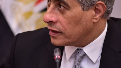 وزير العمل يُعلن طرح مشروع قانون العمل على 