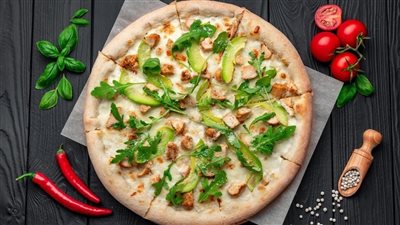 بالخطوات.. حضري بيتزا بالدجاج والأفوكادو الصحي