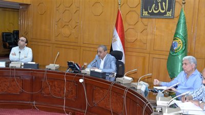 محافظ الإسماعيلية يناقش عددًا من المشروعات المقترح تنفيذها 