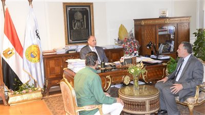 محافظ أسيوط يلتقي مدير مديرية التربية والتعليم الجديد ويطالبه بتكثيف الجهود 
