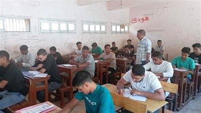 مدير تعليم نجع حمادي يتفقد امتحانات نهاية العام للصفين الرابع والخامس الابتدائي 