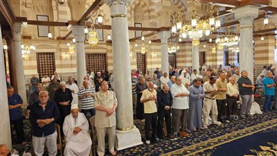 صور.. مئات المصلين يؤدون صلاة الظهر بمسجد السيدة زينب بعد افتتاحه