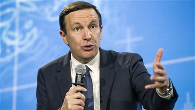 سيناتور أمريكي: ليس لدينا أي التزام بكتابة شيك على بياض للدعم العسكري لأي من حلفائنا