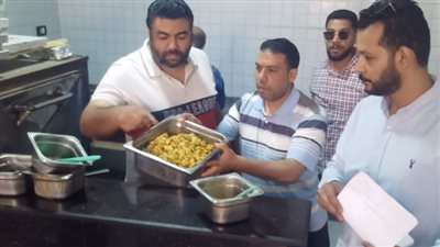 إعدام 1.5 طن أغذية فاسدة في حملة على المنشآت بأبوكبير 