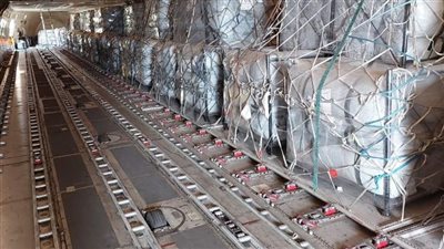 عاجل.. مطار العريش يستقبل ثاني طائرة مساعدات محملة بـ 1530 خيمة لقطاع غزة 