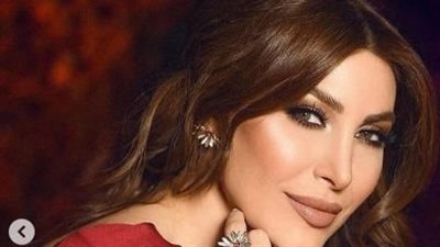 يارا تشبه الفراشات بالأحمر الداكن 