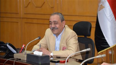 محافظ الإسماعيلية يستكمل مناقشة عددًا من المشروعات المقترح تنفيذها