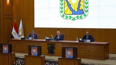 محافظ جنوب سيناء يناقش افتتاح تطوير السوق التجاري القديم بشرم الشيخ