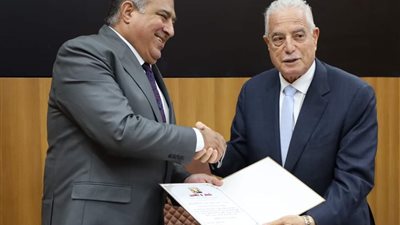 محافظ جنوب سيناء يكرم السكرتير العام والسكرتير المساعد تقديراً لجهودهما