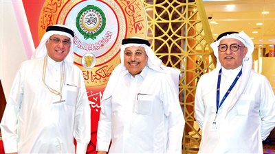 شاهد بالصور.. وزير الاعلام البحريني يفتتح المركز الاعلامي لقمة البحرين 