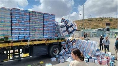 مستعمرون يمنعون مرور شاحنات مساعدات من الضفة إلى غزة