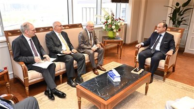 وزير الصناعة يبحث مع وفد جنرال موتورز إيجيبت مشروعات الشركة الحالية وخططها التوسعية في مصر