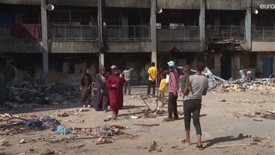 نازحون في رفح يهيئون مدرسة مدمرة للأونروا للإيواء فيها.. فيديو