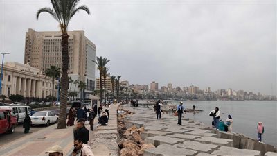 أهالي الإسكندرية يستمتعون بالأجواء الربيعية على شاطئ البحر الأبيض 