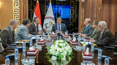 وزير الإنتاج الحربي يبحث موقف تنفيذ العقود الخاصة بعدد من المشروعات 