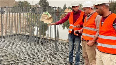 مدير عام المشروعات بمصر العليا يتفقد إنشاء كوبري قرية الحمام بأسيوط
