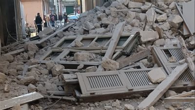 انهيار عقار جديد في الإسكندرية وإصابة شخص وتحطم سيارتين 