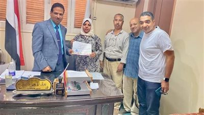 مدير تعليم أبوتشت يكرم عددا من العاملين المتميزين ورئيس مجلس الامناء 