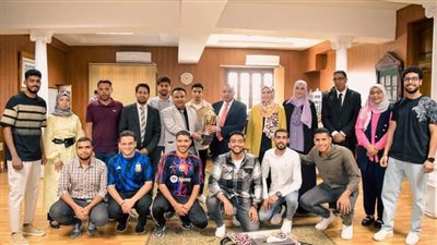 رئيس جامعة بني سويف يسلم قسم 