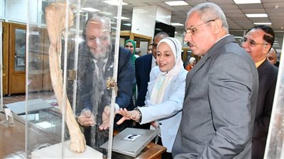 رئيس جامعة قناة السويس يشهد بدء تشغيل جهاز 