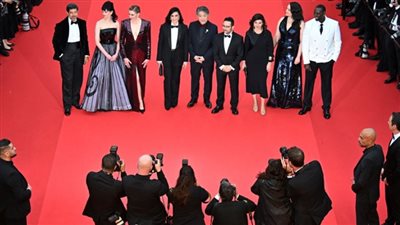 (فيديو) رقص ليلي جلادستون وجريتا جيروج أعضاء لجنة التحكيم على السجادة الحمراء في افتتاح مهرجان كان