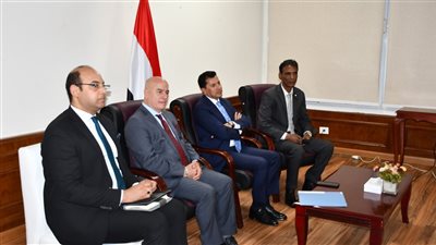 وزير الرياضة يناقش مع 