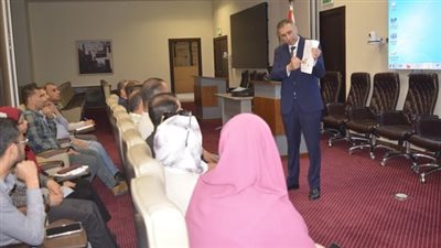 وزارة العمل تنظم ندوة للتوعية لفريق الإخلاء والطوارئ حول كيفية التعامل مع الازمات والكوارث 