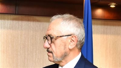 رحيله فجر الصراعات.. من يخلف 