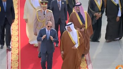 لحظة وصول الرئيس السيسي البحرين لحضور القمة العربية.. فيديو