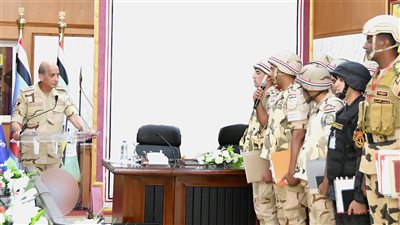 وزير الدفاع يشهد المرحلة الرئيسية لمشروع مراكز القيادة بالقوات المسلحة .. صور