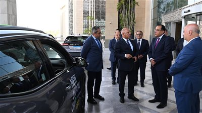 رئيس الوزراء يتفقد سيارات 