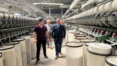 رئيس جامعة سمنود التكنولوجية ونائبه يزوران مصانع للغزل والنسيج  بالمحلة  