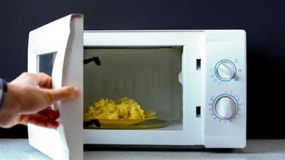 طبيبة تكشف خطورة استخدام البلاستيك في الميكروويف