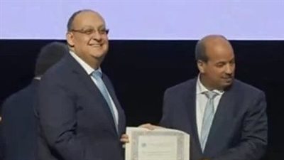 سفير مصر في البرتغال يتسلم جائزة الرئيس السيسي 