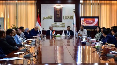 محافظ الأقصر ووفد صيني يبحثا التعاون المشترك بين مقاطعة شاندونغ ومدينة الشمس 