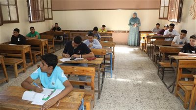 صور.. محافظ المنوفية يتفقد انتظام سير لجان امتحانات الشهادة الإعدادية