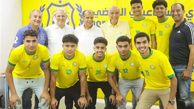 أبو جريشة يجتمع بمجموعة من لاعبي قطاع الناشئين بالنادي الإسماعيلي 