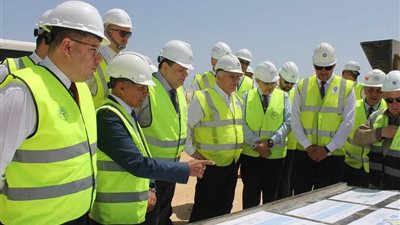 تركيب المستوى الأول من وعاء الاحتواء الداخلي لمبنى المفاعل بالوحدة النووية الأولى بمحطة الضبعة