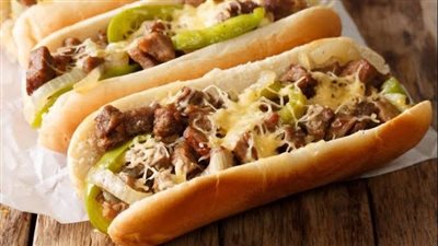 علي طريقة المطاعم.. حضري ساندوتش ستيك بالجبن الشيدر