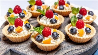 حلوى للمناسبات.. طريقة عمل ميني تارت بالكاسترد والفواكه