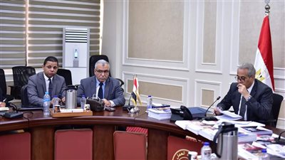 وزير العمل يتابع آخر مستجدات مشروع 
