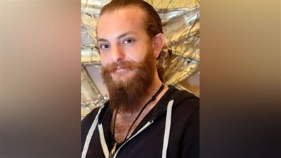 ظهر عاري وبعيون مكحلة..الفنان السوري أويس مخللاتي بمرمى الانتقادات 