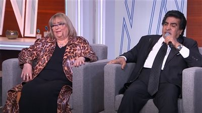 جثمان زوجة الفنان أحمد عدوية يصل مسجد السيدة نفيسة استعدادًا لصلاة الجنازة 