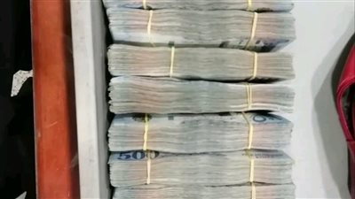 1.2 مليون ريال سعودى..جمارك برج العرب تضبط محاولة تهريب راكب وزوجته بملابسهم الشخصية