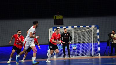 مشادة بين لاعبي الأهلي والزمالك بعد نهاية أولى مواجهات حسم دوري اليد