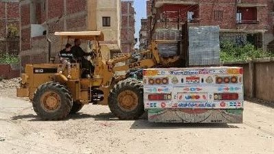 استمرار تركيب بلاط الإنترلوك بمنطقة هندسة الرى بمنيا القمح في الشرقية