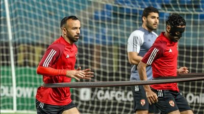 مران خفيف للاعبي الأهلي في فندق الإقامة استعدادًا لموقعة الترجي